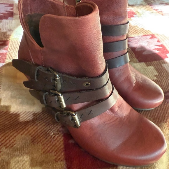 Beautiful OTBT Lasso Booties 8.5 in Red Oak - Picture 7 of 10